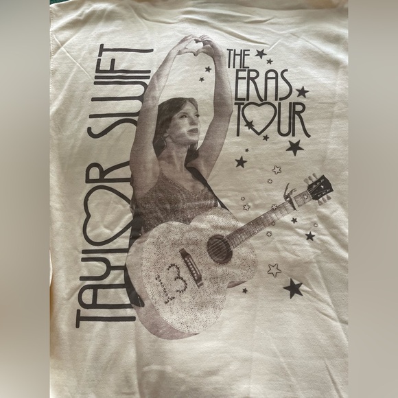TAYLOR SWIFT | THE ERAS TOUR HEART
PHOTO HOODIE - Picture 2 of 13